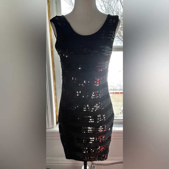 Size med outfit  dress is a M with stretch and coat is size 6 - Picture 2 of 4